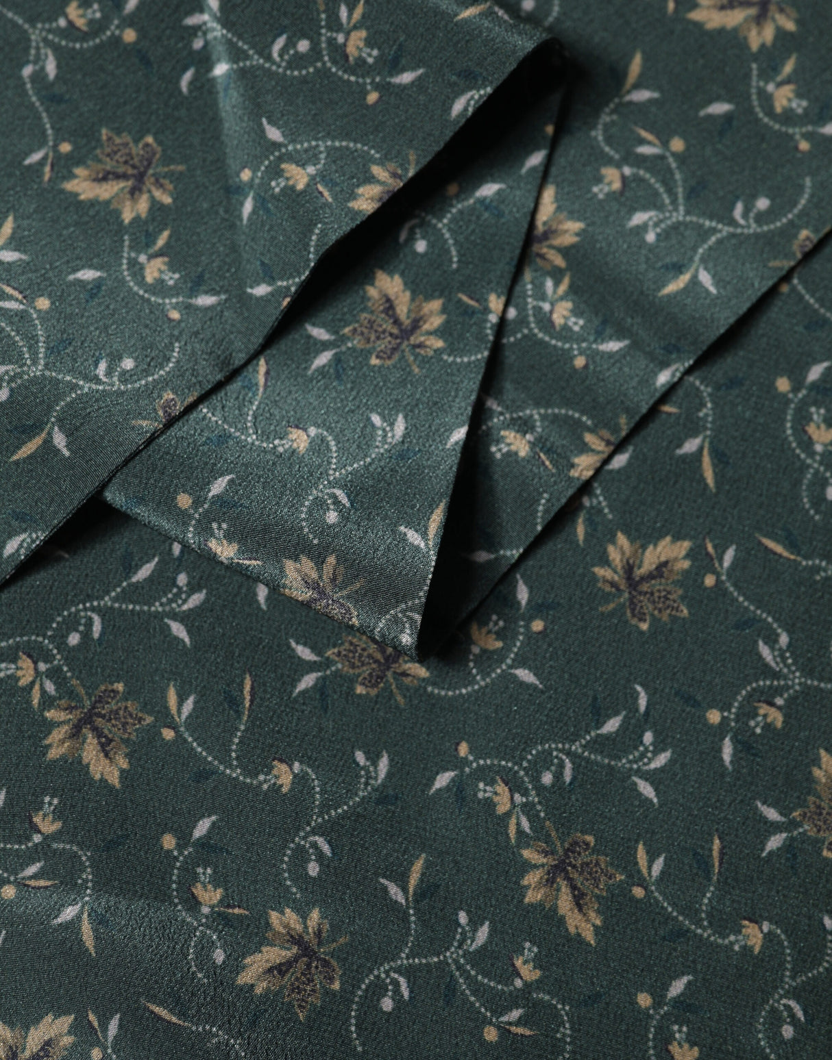 Dolce & Gabbana Green Silk Floral Pattern Fringed 135cm X 16cm  Scarf